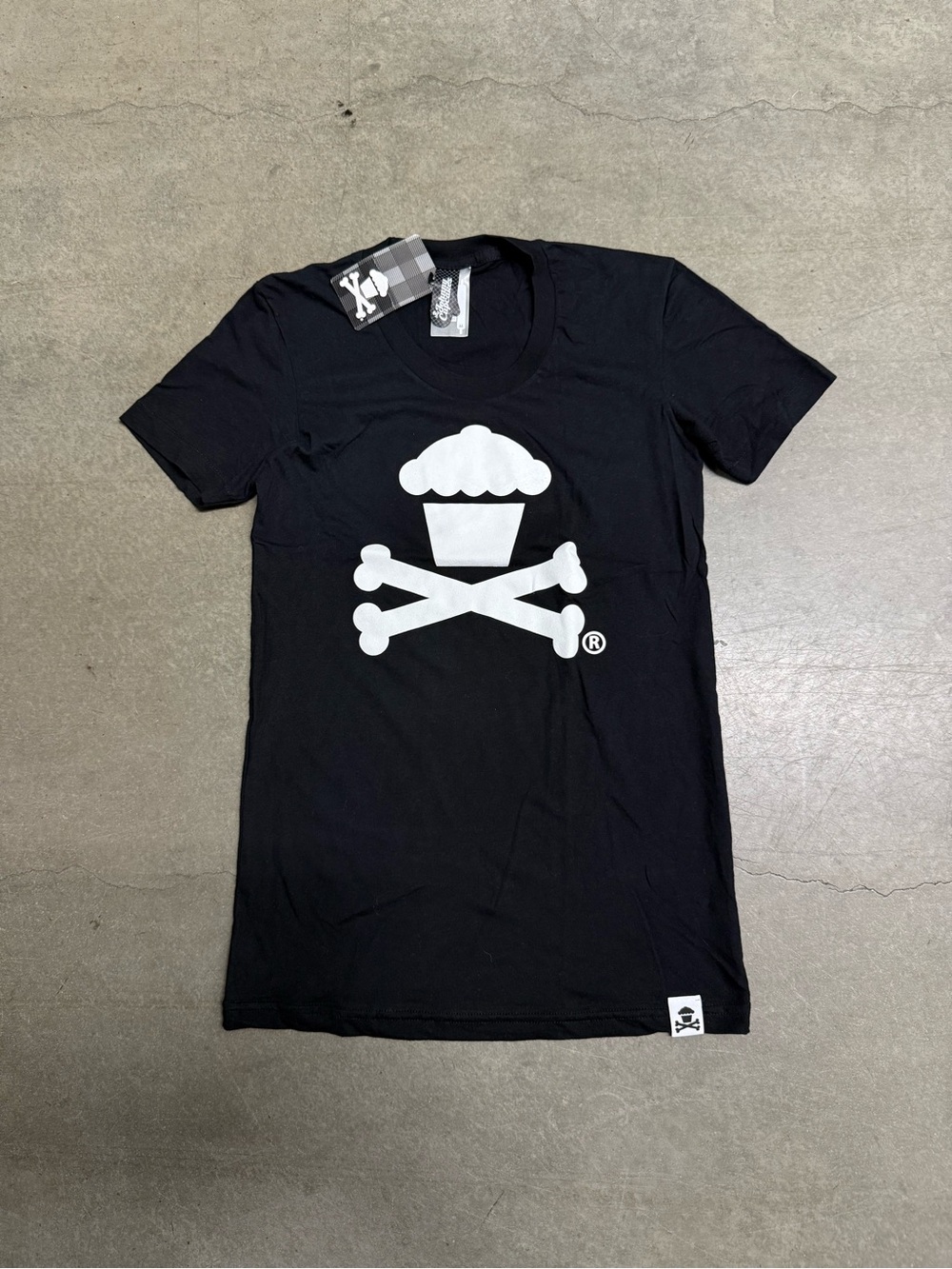 Johnny Cupcakes Women's Classic Cupcake Crossbone Logo T-Shirt Size Medium New